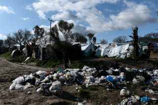 Η φωτογραφία από το ΚΥΤ στη ΒΙΑΛ της Χίου μιλάει από μόνη της για τις απαράδεκτες συνθήκες διαβίωσης των προσφύγων